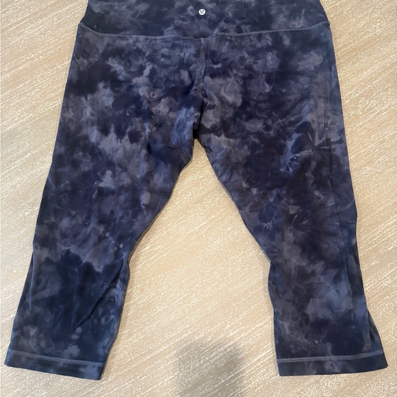 Lululemon women’s cropped legging - Picture 2 of 4